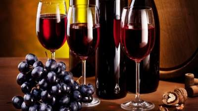 Медики рассказали, при каких болезнях полезно красное вино