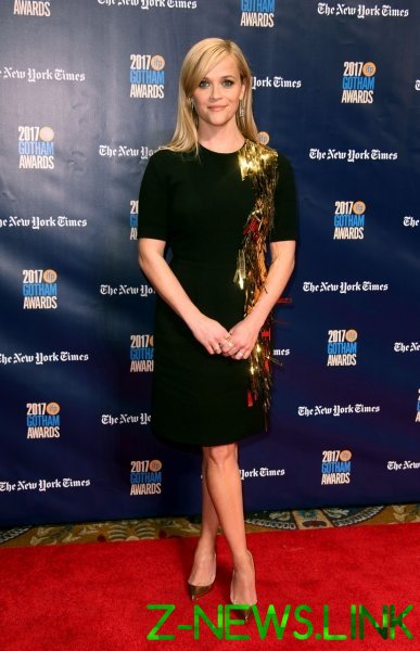 Образ дня: Марго Робби в сияющем платье-тоге на красной дорожке премии Gotham Awards 2017 