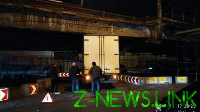 В Киеве грузовик застрял под "уставшим" мостом