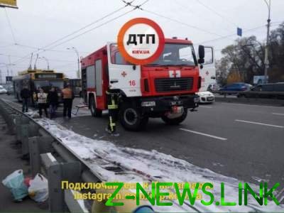 В Киеве посреди дороги заглох и загорелся автомобиль 