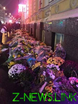Кровавое ДТП в Харькове: место трагедии утопает в букетах цветов