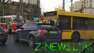 В Киеве автохам перекрыл проезд трамваям и автобусам