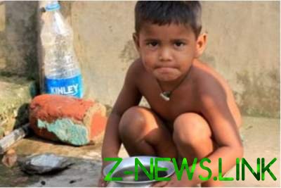 В Индии ребенок помылся в казане с кипятком. Видео