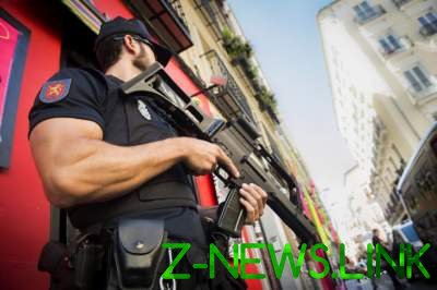 В Мадриде вооруженный бандит взял в заложники нескольких человек 