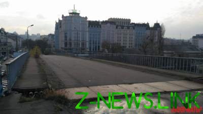 Соцсети бурно обсуждают "исчезающий" киевский мост  