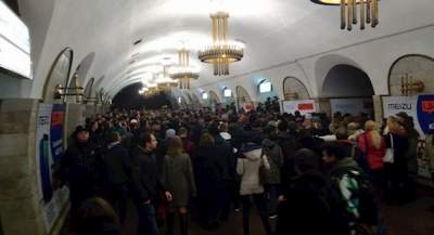 Жуткая давка в киевском метро: кадры с "заминированных" станций 