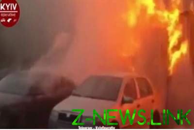 В Киеве загорелась СТО с автомобилями. Видео