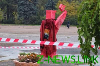 Соцсети высмеяли нелепый «памятник» в честь Октябрьской революции