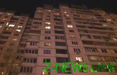 В Киеве девочка выпрыгнула с 14 этажа, пока ее мать выгуливала собаку