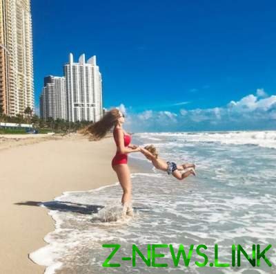 Яна Соломко показала, чем занимается с дочерью на пляже