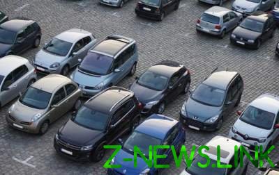 В Киеве автохам не постеснялся припарковаться на пандусе    