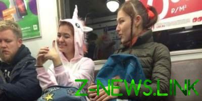 Сеть насмешили фото "стильных" пассажиров метро