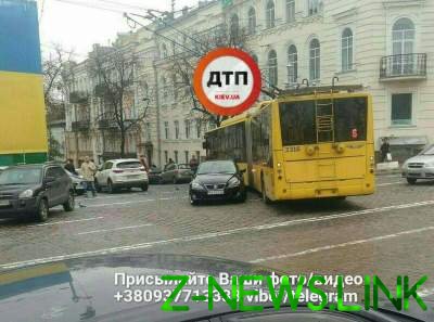 В центре Киева «автохам» на Lexus заблокировал движение троллейбусов