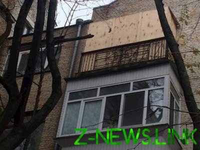 Киевлян озадачил забитый фанерой балкон