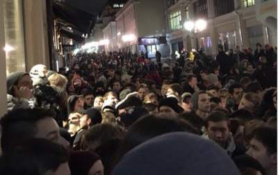 Маразм крепчает: в центре Москвы тысячи россиян устроили очередь за бесплатными кроссовками