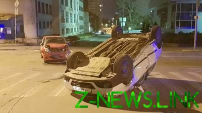 В Киеве Geely приземлился на крышу после столкновения с Daewoo
