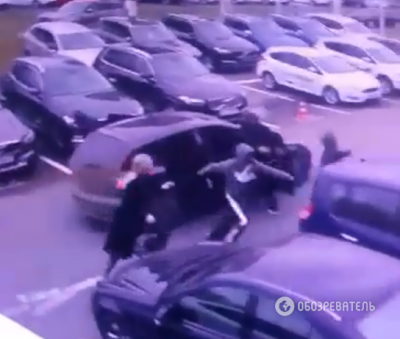 Кадры резонансного разбойного нападения на мужчину в Киеве. Видео 