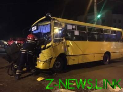 В Черкассах столкнулись грузовик и маршрутка: несколько пострадавших