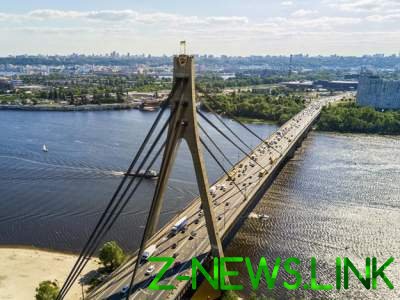 В Киеве ограничат движение сразу на двух мостах