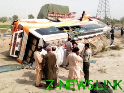 В пакистанской провинции автобус рухнул в ущелье: есть множество погибших
