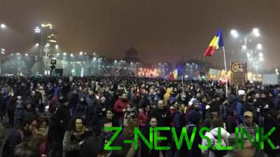 В Румынии массовые акции протеста: вышли десятки тысяч человек