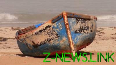 В Японии к берегу прибило лодку с телами восьми человек