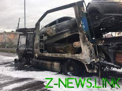 Возле Ровно сгорел автовоз с десятками новых авто