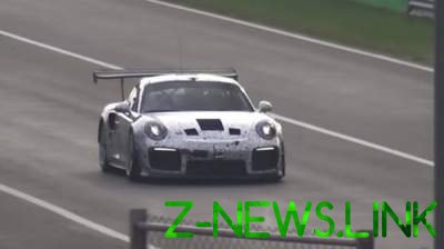 В Сети показали фото загадочного спорткара Porsche 