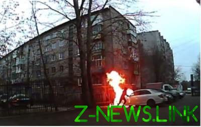 В России неизвестный пытался сжечь машину, но чуть не сгорел сам. Видео