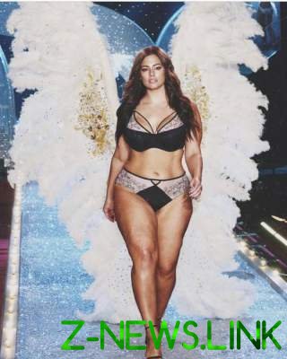 Модель плюс-сайз примерила крылья ангелов Victoria's Secret