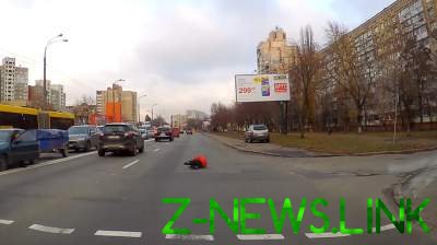 В Киеве женщина потеряла сознание посреди проезжей части. Видео