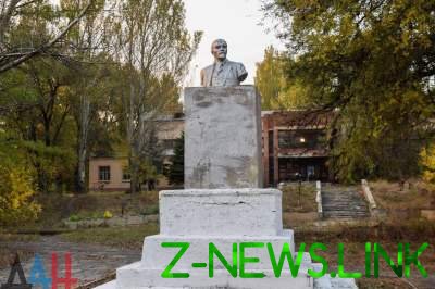 В Сети высмеяли «подлатанный» памятник Ленину в Донецке