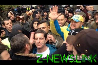 В Киеве под зданием суда избили Шкиряка. Видео