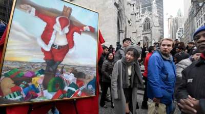 В центре Нью-Йорка появился распятый Санта-Клаус. Видео