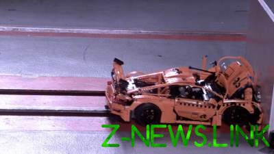 Странный краш-тест: игрушечные авто били о бетон со страшной скоростью. Видео