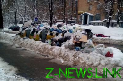 В трех районах Киева уже несколько дней не вывозят мусор  