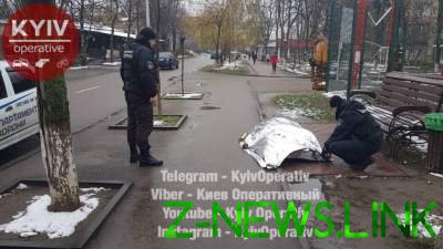 Под Киевом мужчина умер на улице: люди проходили мимо