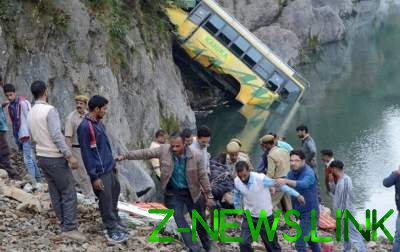 В Индии пассажирский автобус упал в реку: десятки погибших и пострадавших