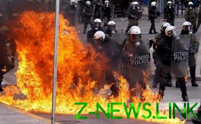 Центр Афин охватили массовые беспорядки