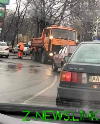 Киевлян возмутила дыра на дороге, образовавшаяся сразу после ремонта