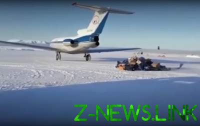На Камчатке самолет разбросал посылки по взлетной полосе. Видео