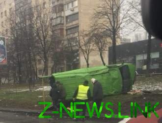 В Киеве перевернулся автобус с пассажирами
