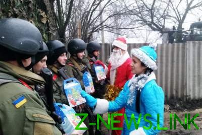 Украинских военных в зоне АТО поздравили Дед Мороз и Снегурочка
