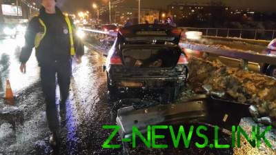  В Киеве водитель "улетел" в отбойник, убил пассажира и сбежал