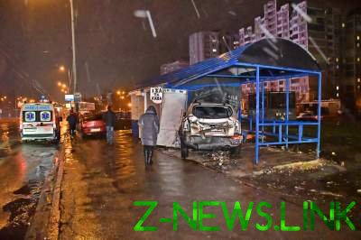 В Киеве авто влетело в остановку