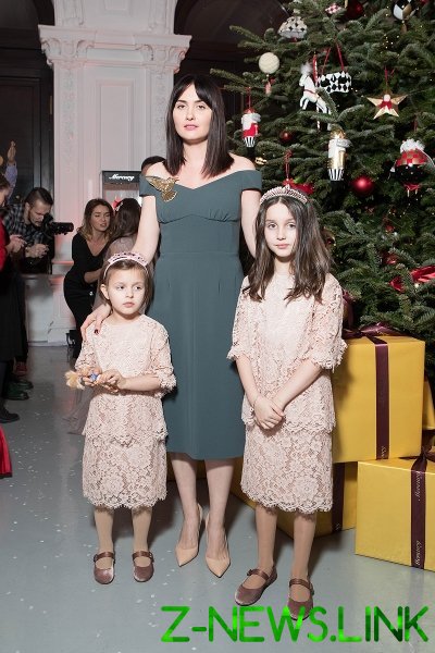 Новогодняя елка журнала Tatler: Кристовский и Пинская вывели в свет подросших дочерей, а Рудковская выгуляла дерзкое мини-платье 
