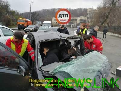 В Киеве лоб в лоб столкнулись автомобили: есть пострадавшие