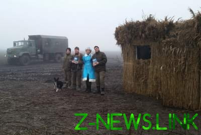 Украинских военных в зоне АТО поздравили Дед Мороз и Снегурочка