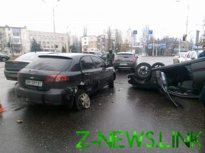 Тройное ДТП в Одессе: авто перевернулось вверх колесами 