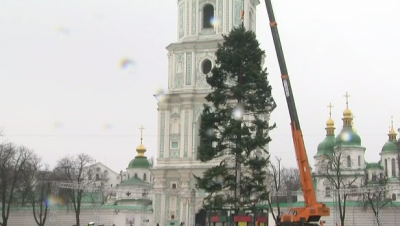 В Киеве установили главное рождественское дерево
